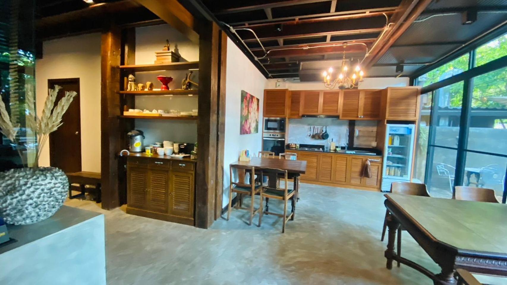The Eight Ratvithi House — Photos 1